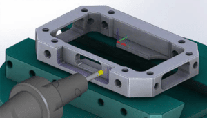 Screenshot SolidCAM Konstruktion von Metallteil und Fräser - indexiale Mehrseitenbearbeitung