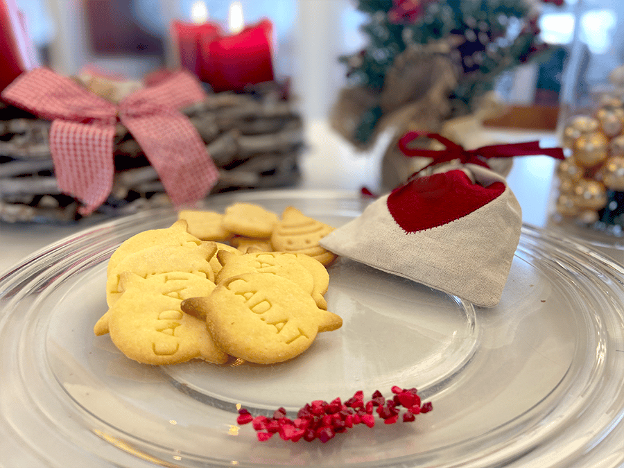 Weihnachtskeks-Ausstechform aus 3D-Drucker - Kekse auf Teller