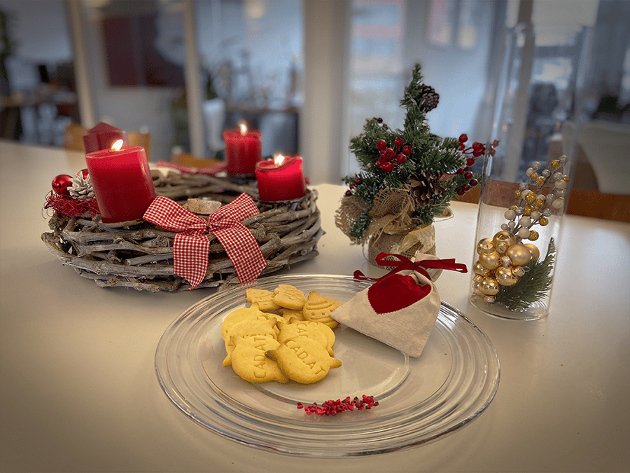 Weihnachtskeks-Ausstechform aus 3D-Drucker - Kekse auf Teller